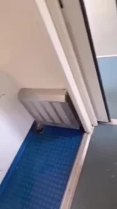 淫妻少妇火车上勾引大叔去厕所操她