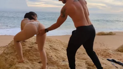 女强人精神压力太大！叫个猛男沙滩释放压力玩得真花