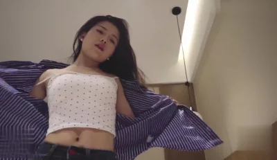 还是少妇懂得人心，没事就穿着开档斯袜自己上来动，大屁股一上一下的