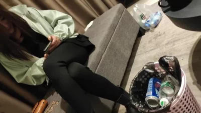 离异单身少妇，骚逼还粉色的，欲拒还迎推倒，逼还非常紧