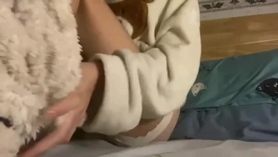 骚货女友掰开小穴自慰